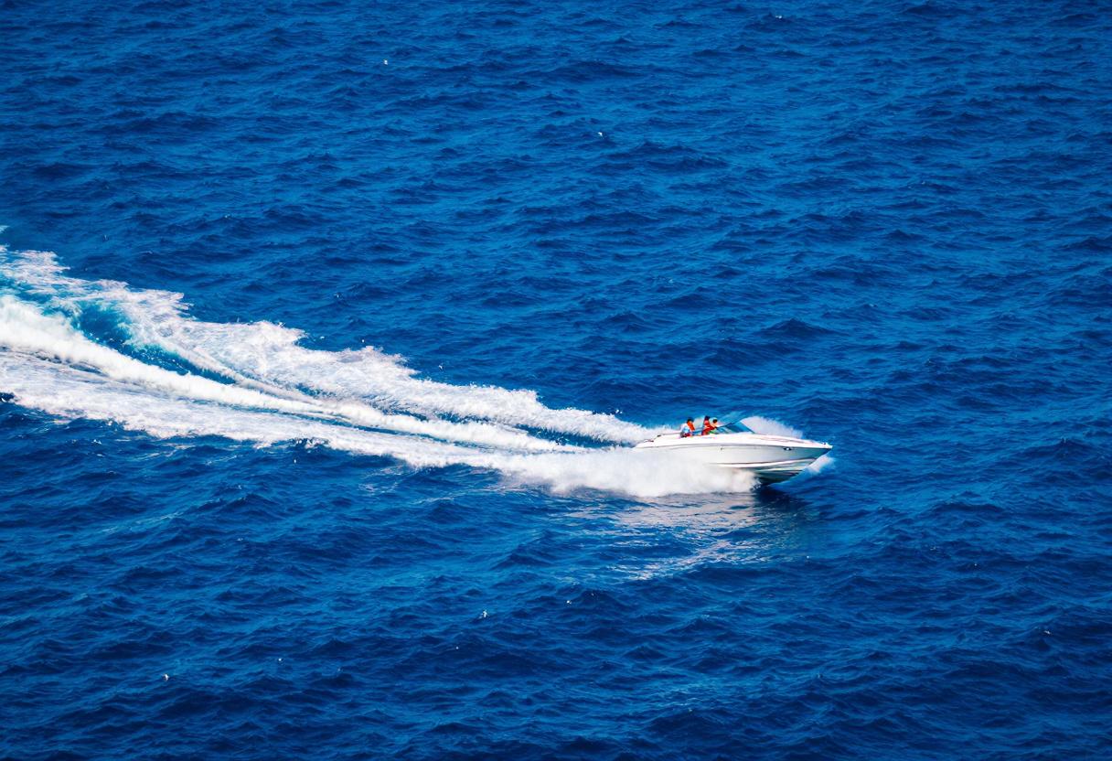 freepik  image of a speedboat manoeuvring in the middle of   23118